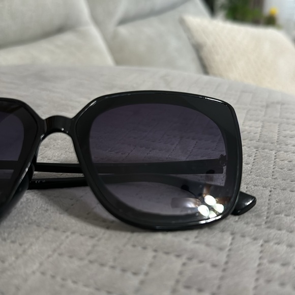 Vince Camuto VC964 Black Sunglasses Women - Picture 4 of 5